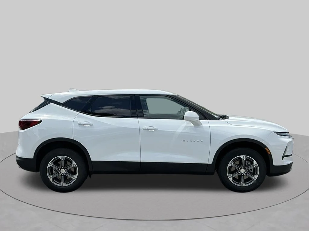 Used 2025 White Chevrolet LT image 8