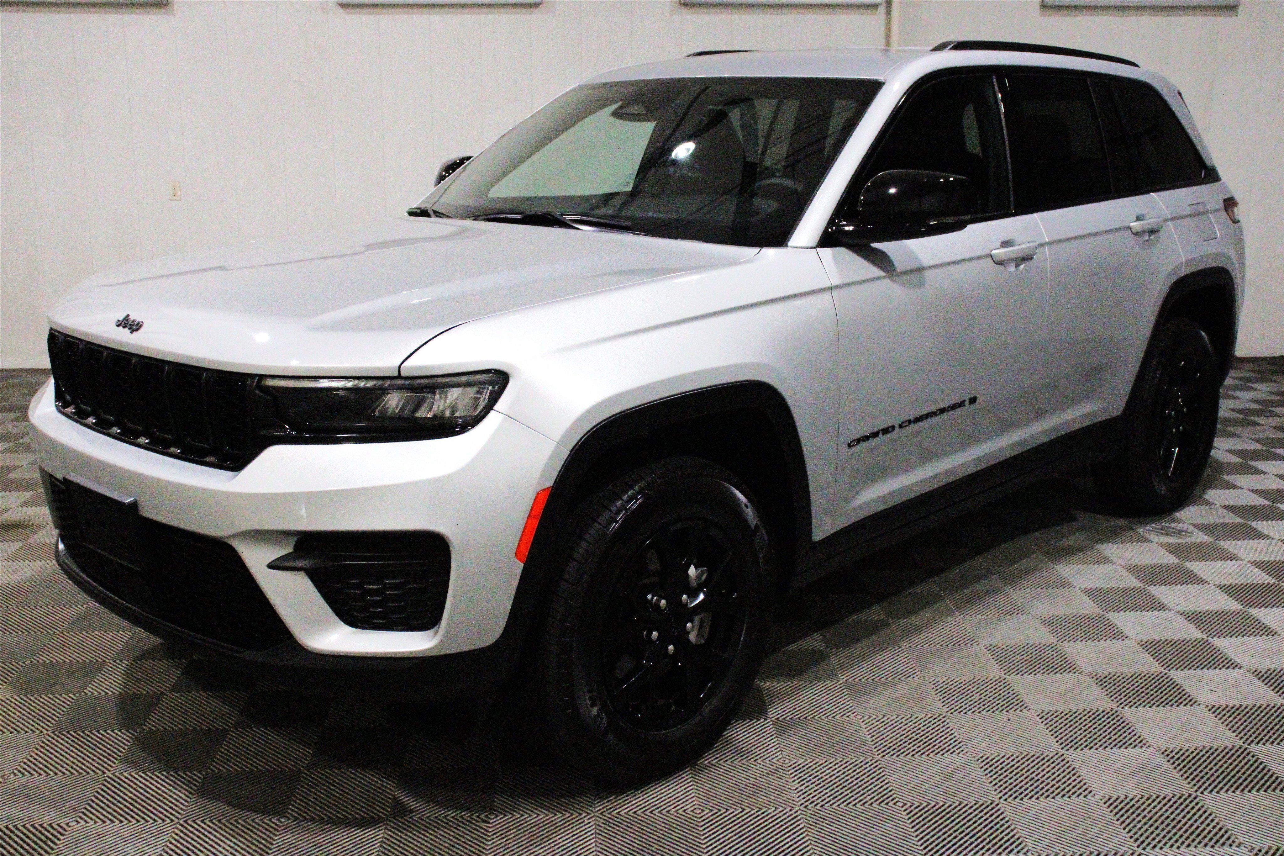 Used 2025 Silver Zynith Jeep Altitude image 37