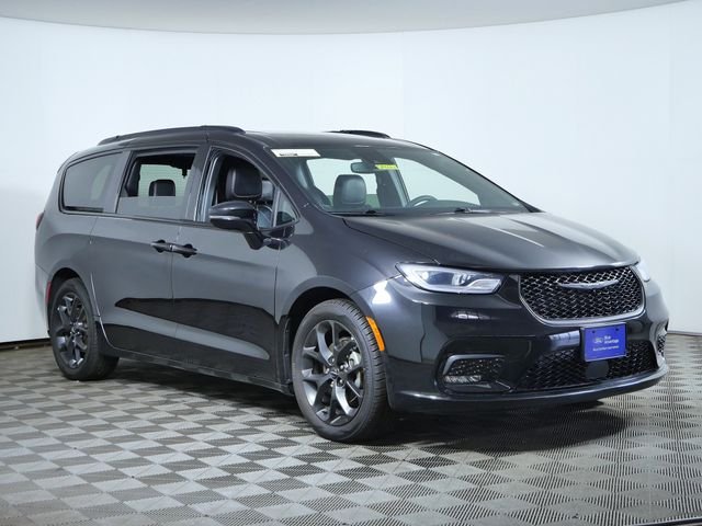 2025 Chrysler Pacifica Limited's photo