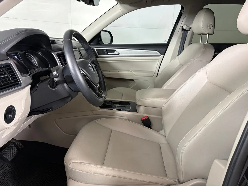 Used 2019 Black Volkswagen 3.6L V6 SE image 24
