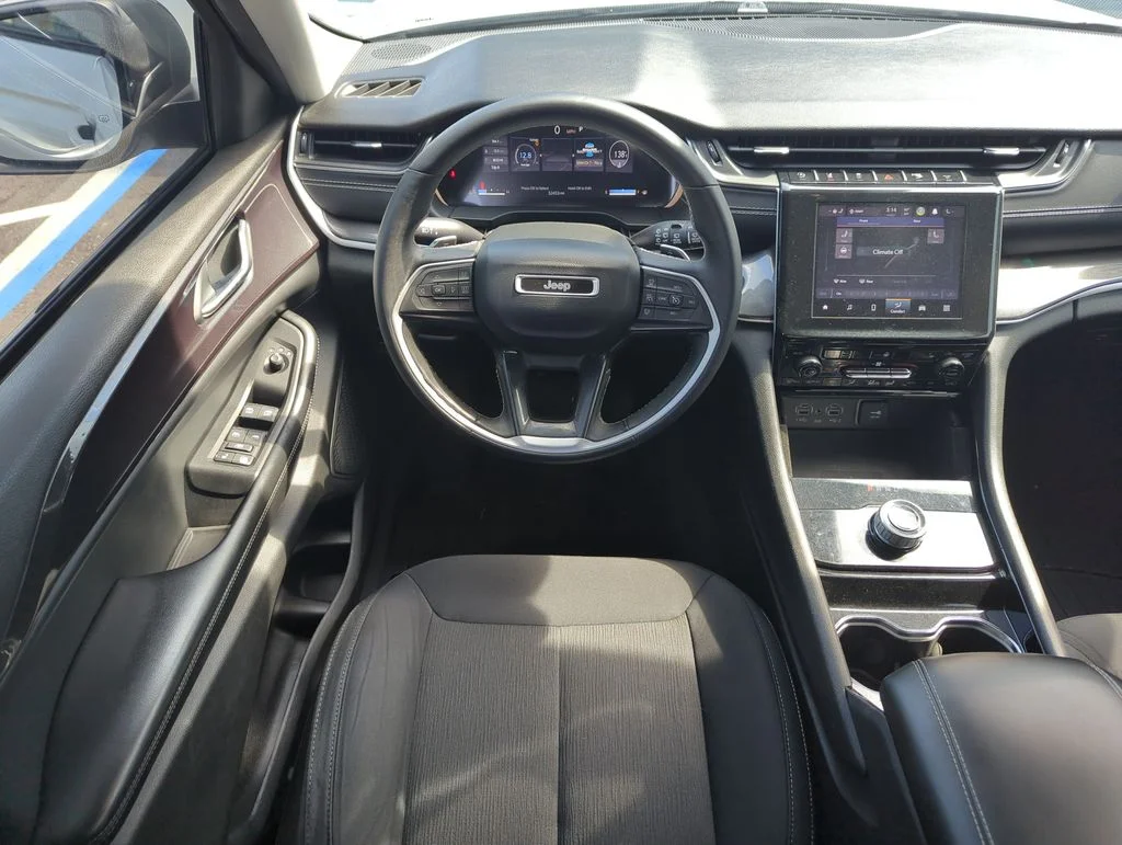 Used 2022 Silver Jeep Laredo image 14