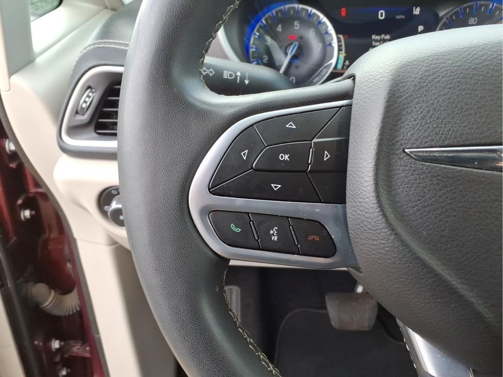 Used 2022 Red Chrysler Touring L image 25
