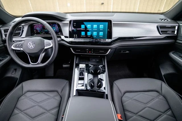 New 2026 Black Volkswagen 2.0T SE w/Technology image 12