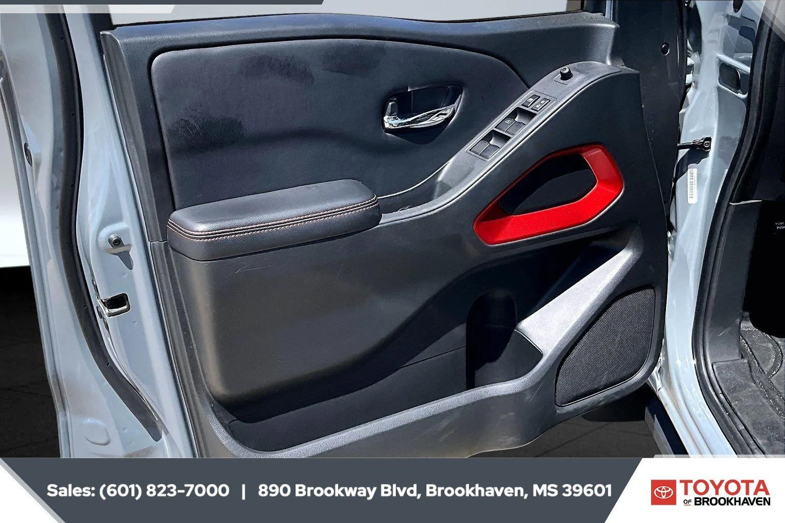 Used 2025 Super Black Nissan PRO-4X image 17