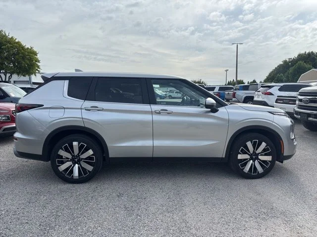 Used 2025  Mitsubishi SE image 4