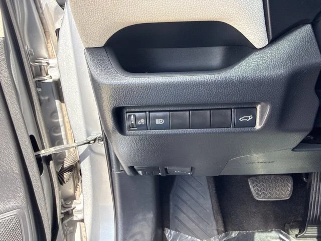 Used 2020 Silver Toyota XLE image 27