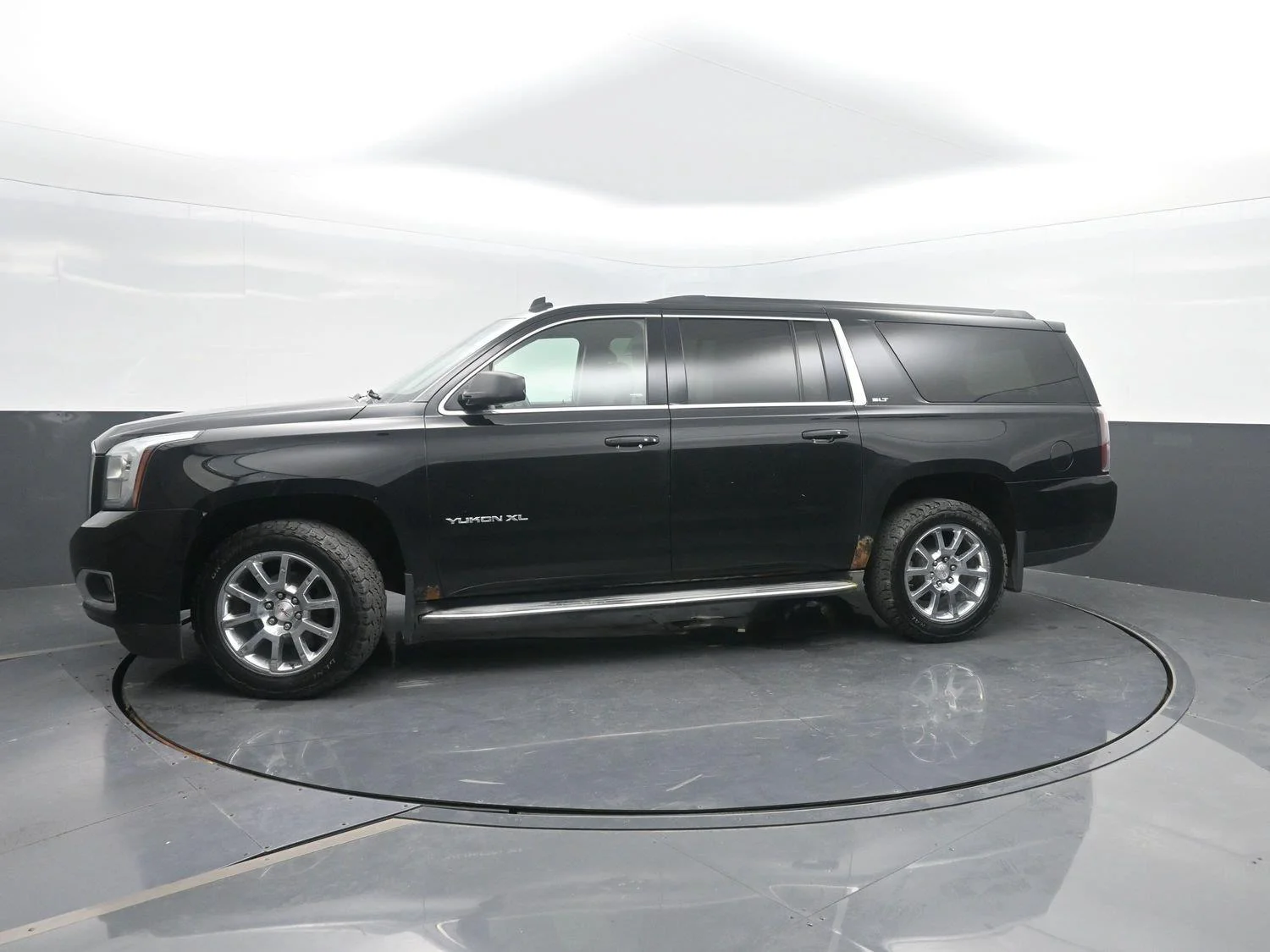 Used 2015 GMC Yukon XL SLT with VIN 1GKS2HKC4FR300318 for sale in Charles City, IA
