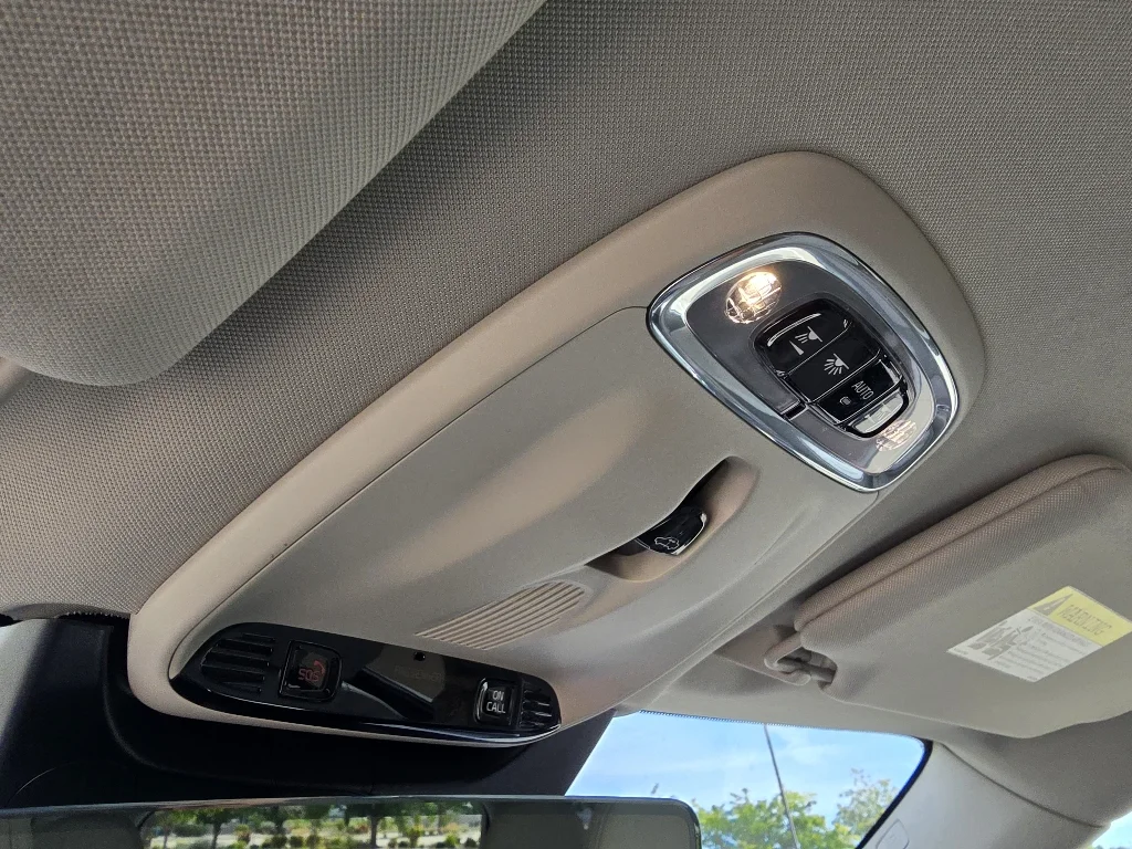 Used 2022 Pine Grey Metallic Volvo Inscription image 24