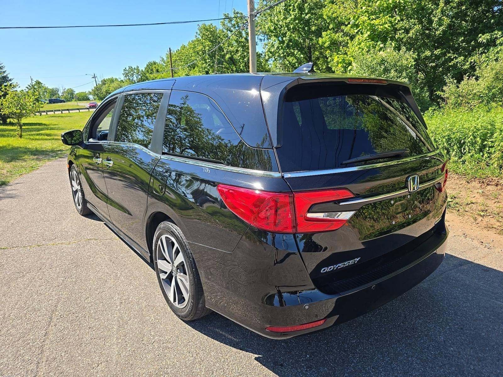 Certified Used 2023 Crystal Black Pearl Honda Touring image 2