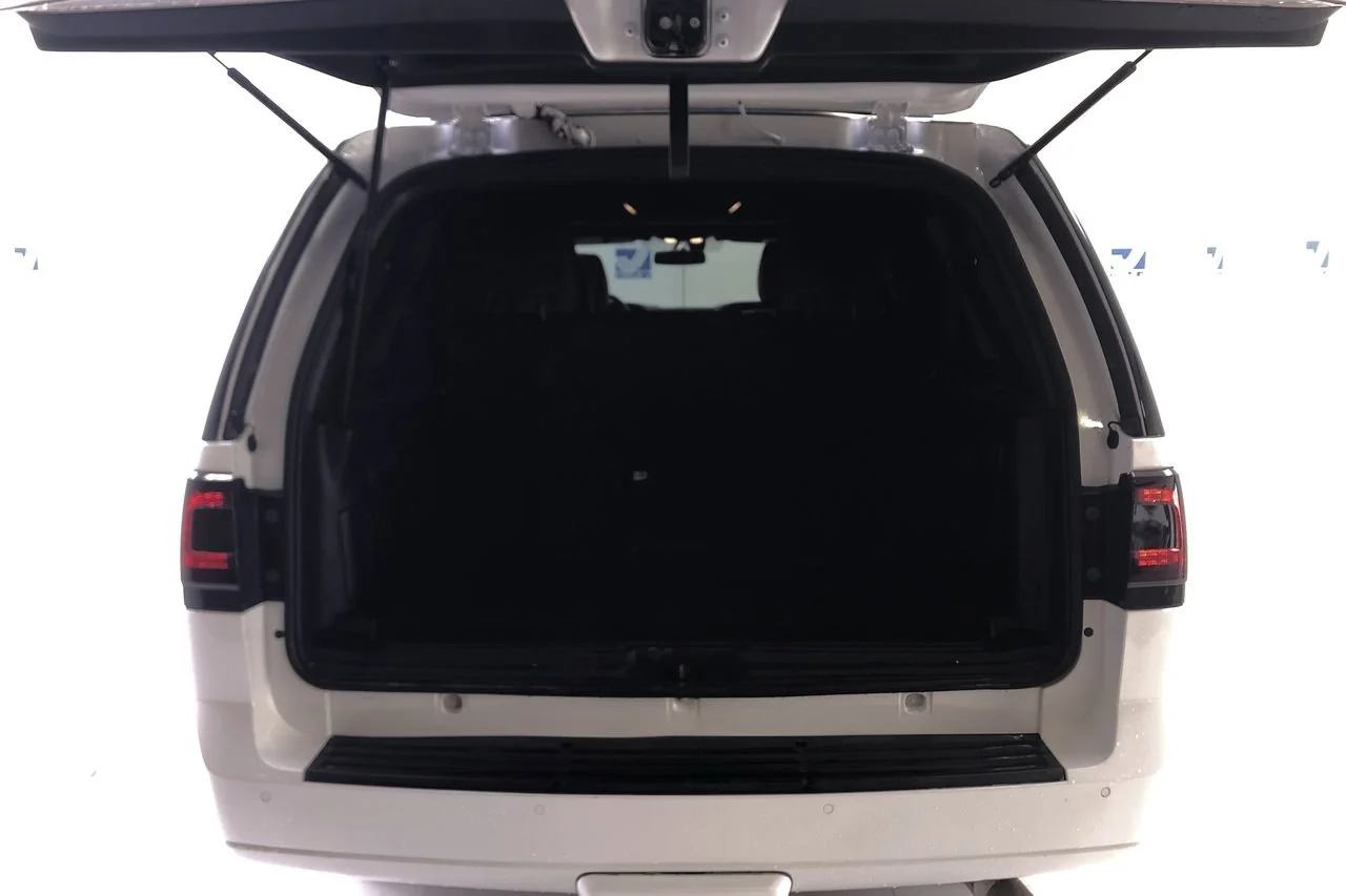 Used 2015 White Platinum Lincoln  image 28