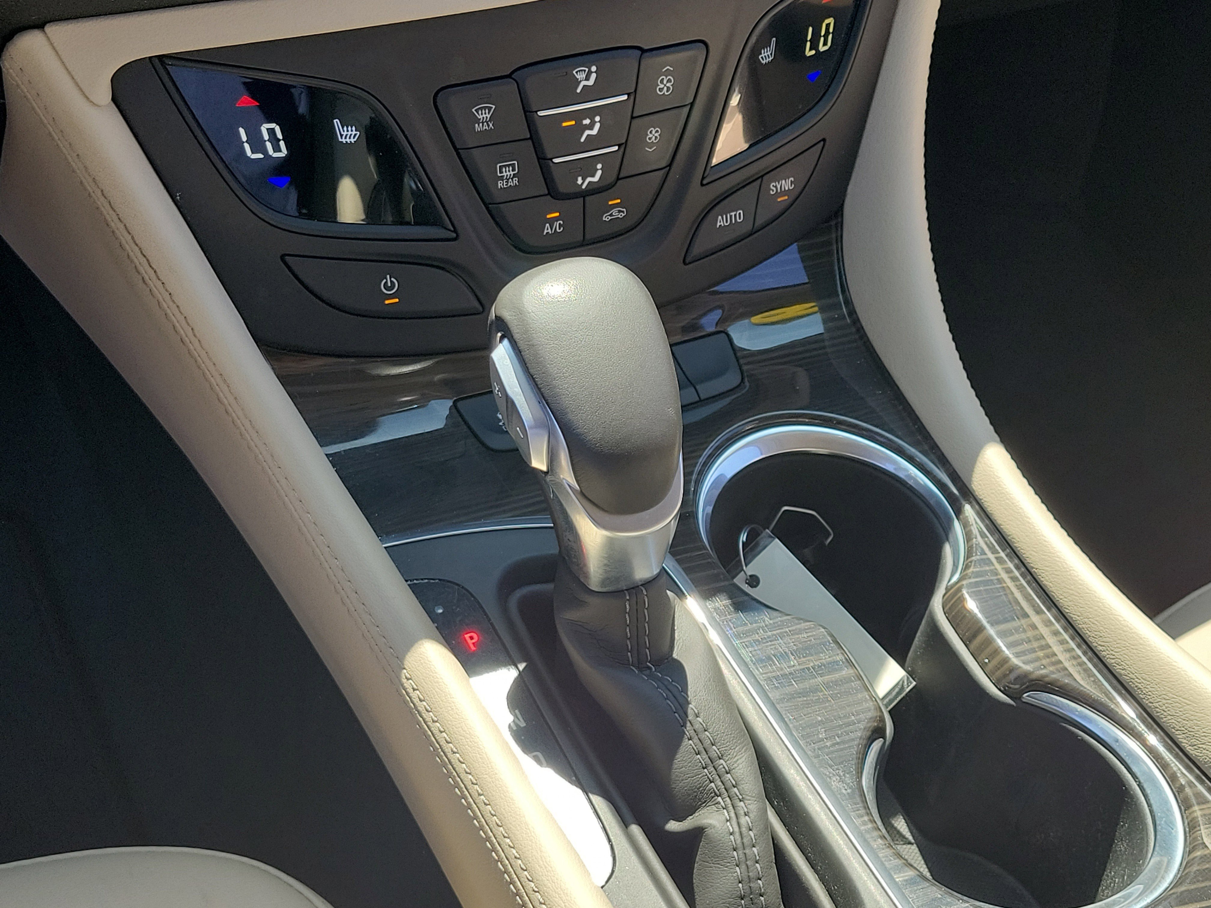 Used 2019 Summit White Buick Essence image 27