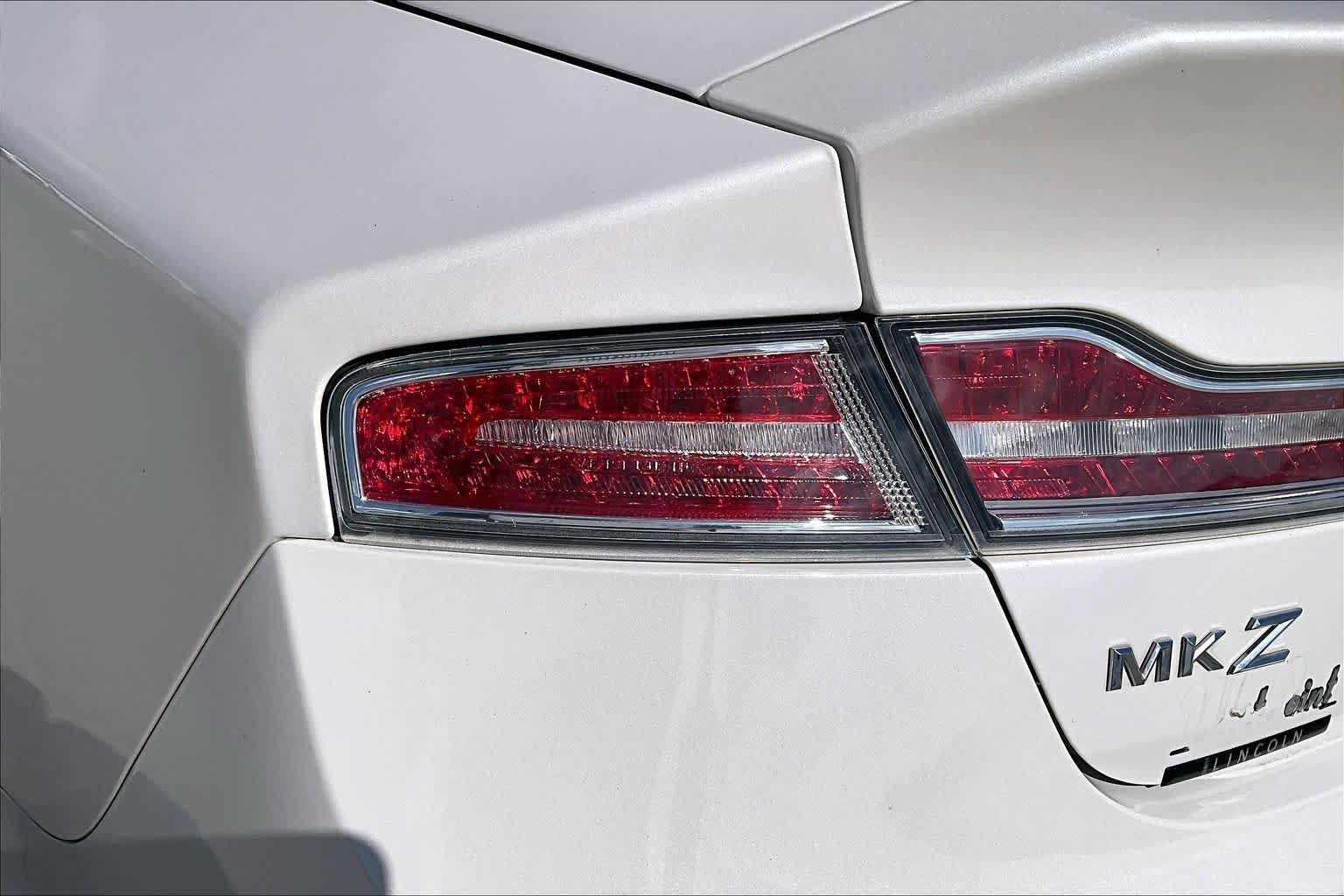 Used 2017 White Platinum Metallic Tri-Coat Lincoln Reserve image 27