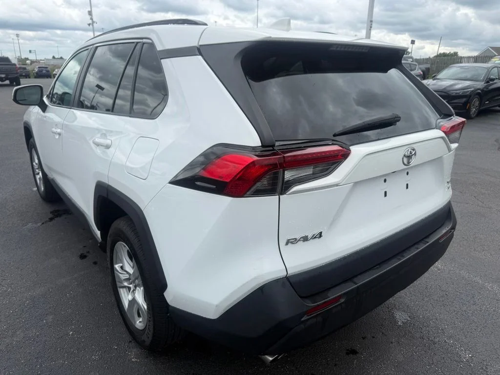 Used 2019 White Toyota XLE image 5