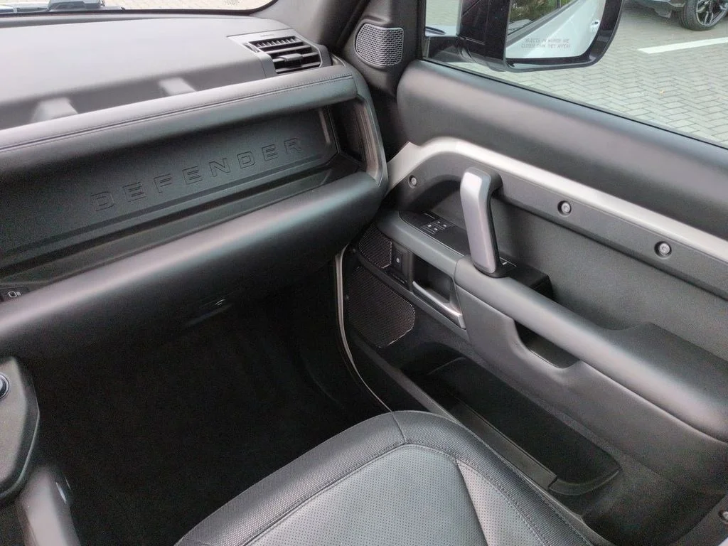 Used 2024  Land Rover X-Dynamic SE image 16