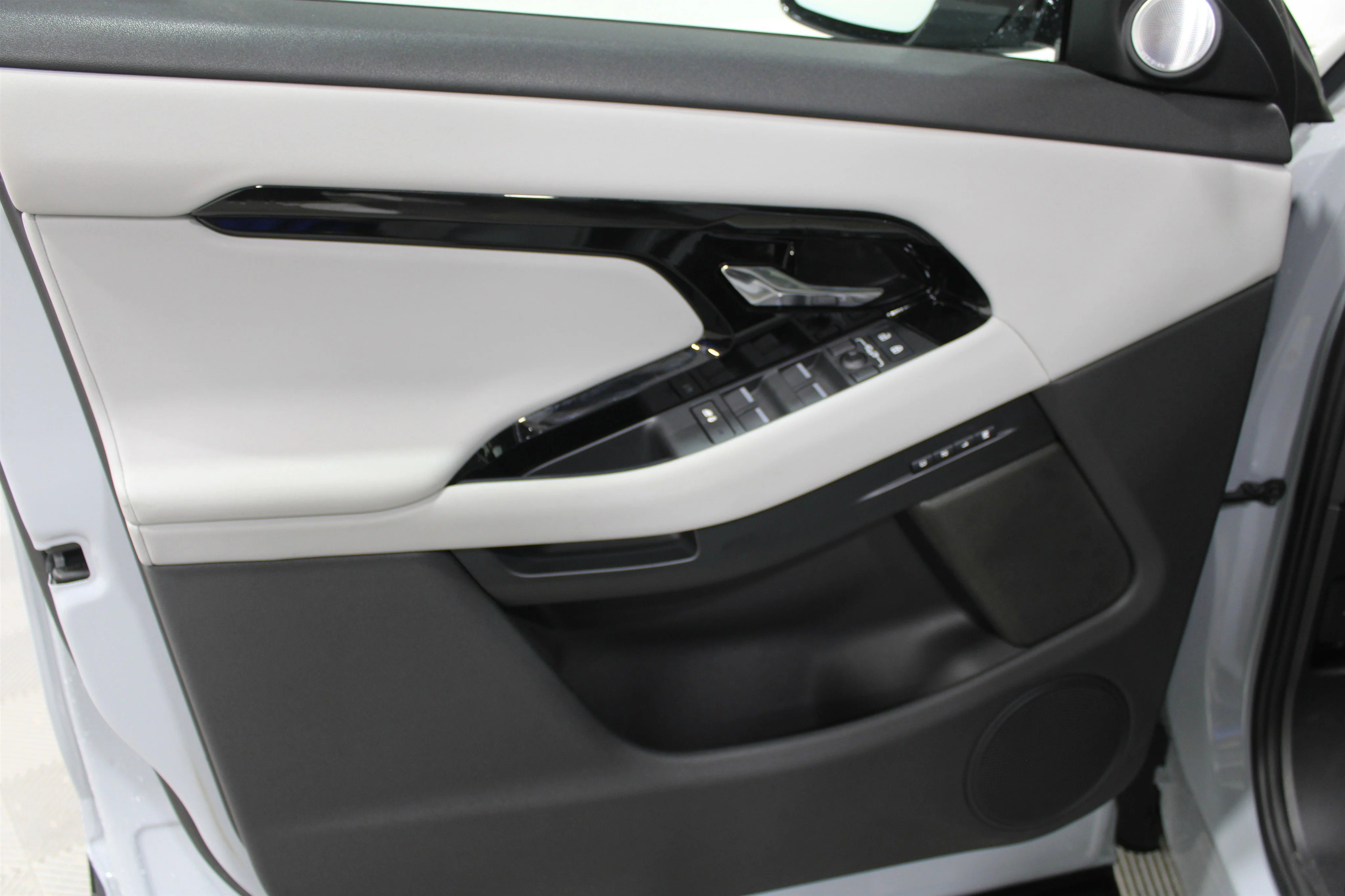 2024 Land Rover Range Rover Evoque Dynamic SE - Photo 6