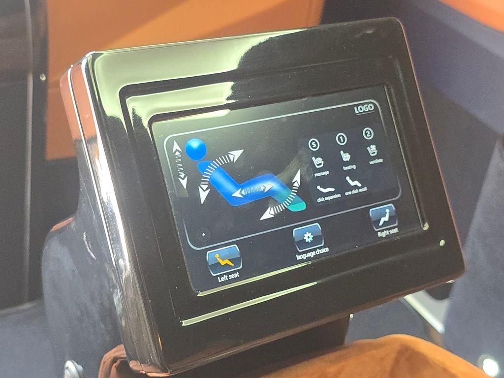 Used 2023  Mercedes-Benz Passenger image 19