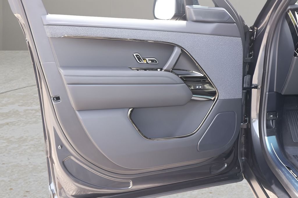 New 2026 Carpathian Grey Land Rover Dynamic SE image 9