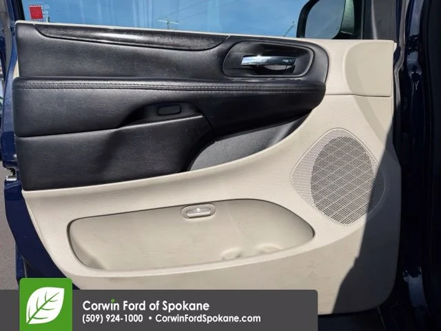 Used 2015 True Blue Pearlcoat Dodge AVP image 17