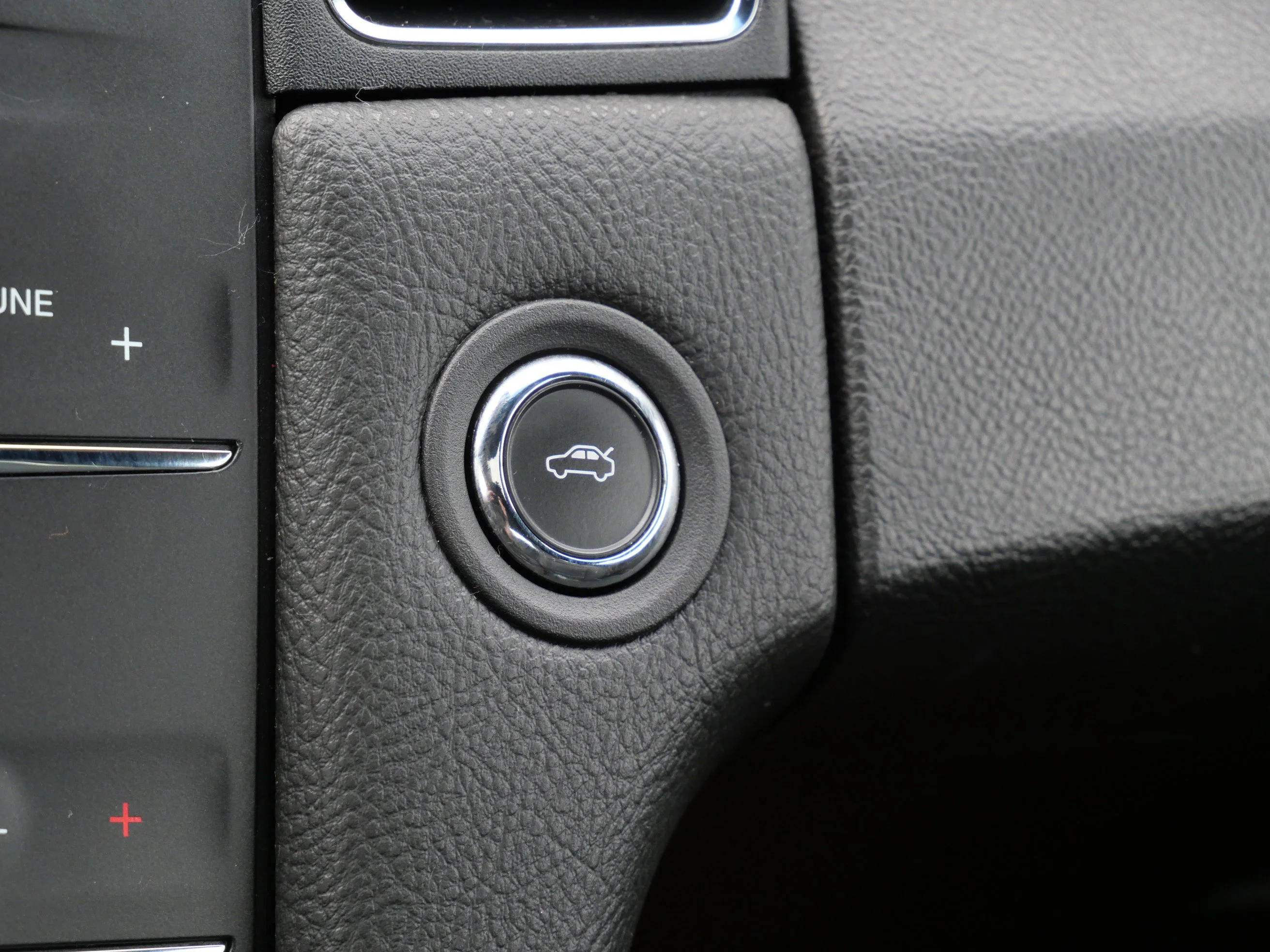 Used 2018 White Platinum Metallic Tri-Coat Ford SEL image 22