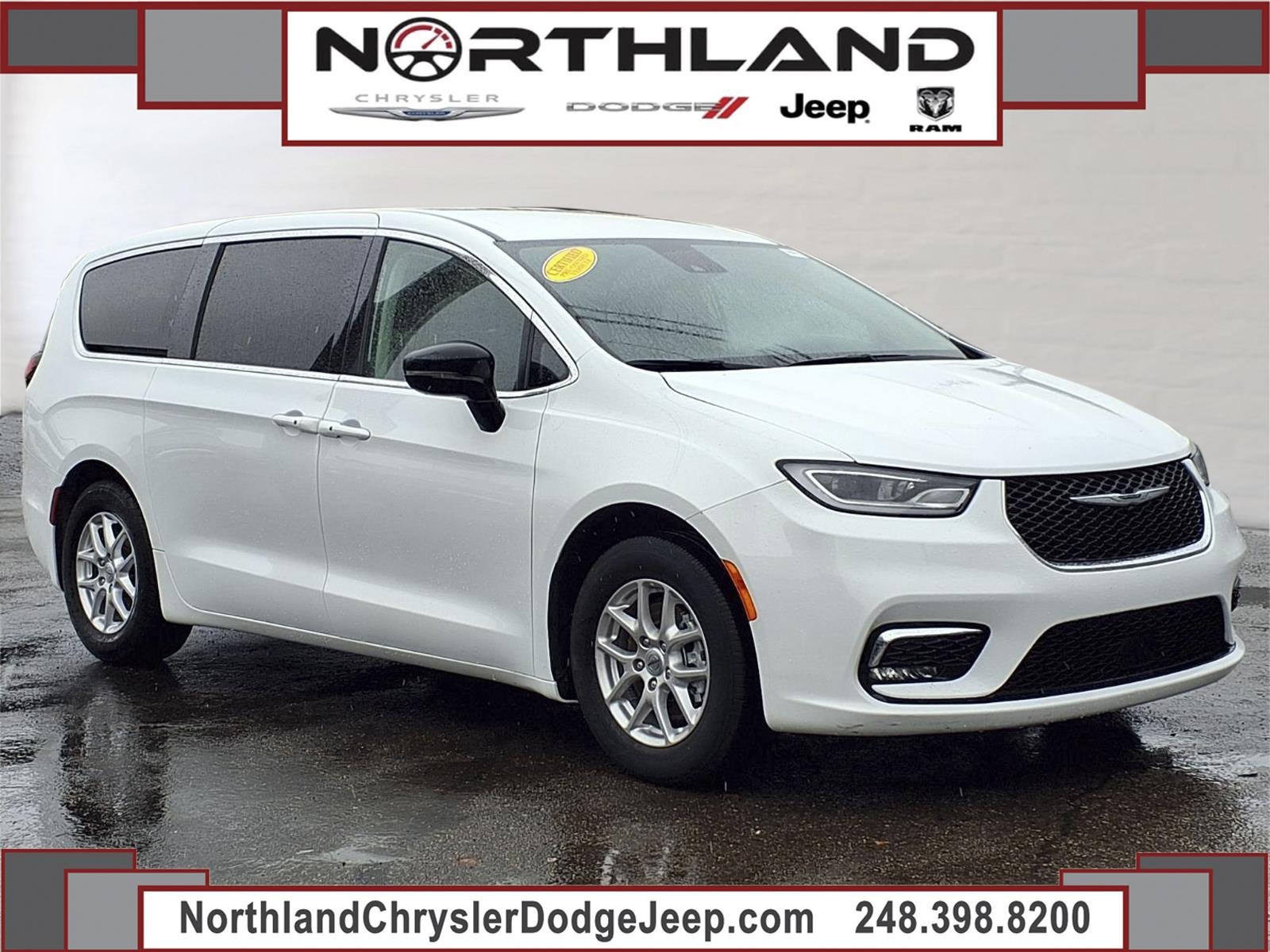 2024 Chrysler Pacifica Touring L's photo