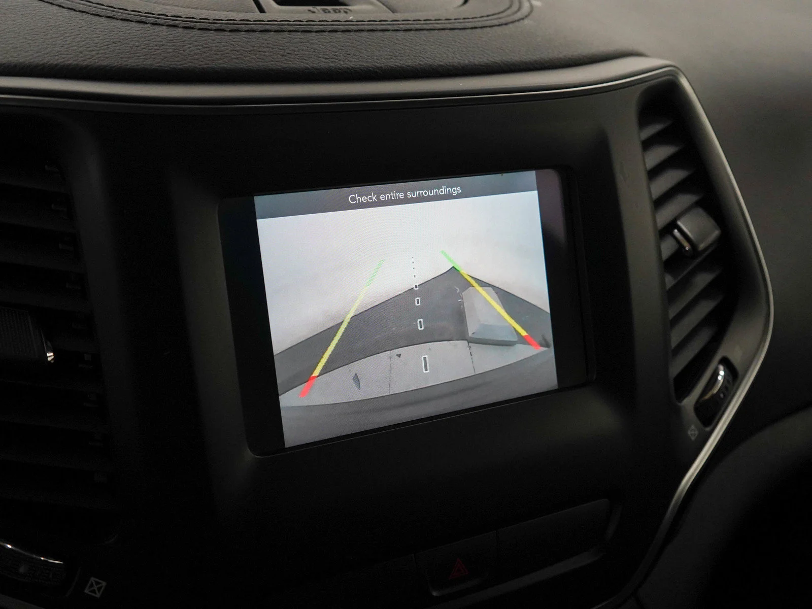 Used 2019  Jeep Latitude image 21