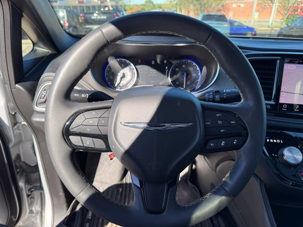 Used 2022 Silver Chrysler Limited image 14