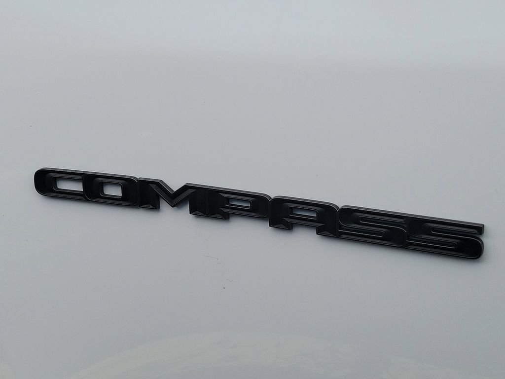 New 2026 Bright White Clearcoat Jeep Latitude image 5
