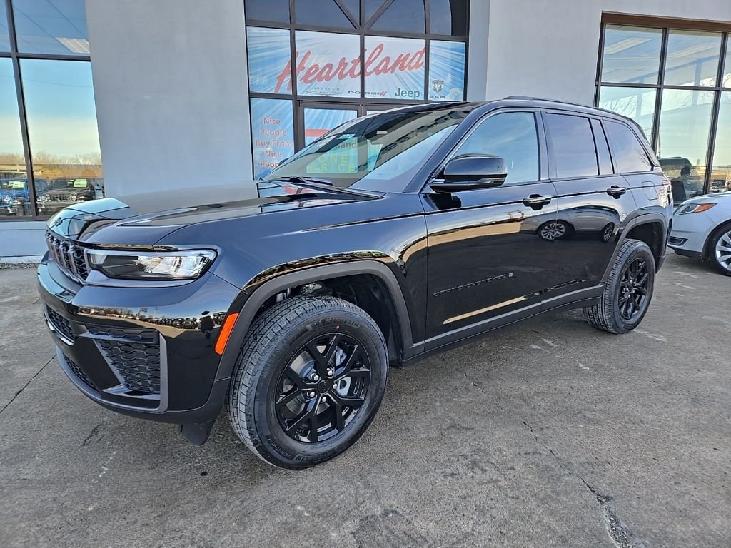 New 2026 Diamond Black Crystal Pearl-Coat Exterior Paint Jeep Altitude image 3