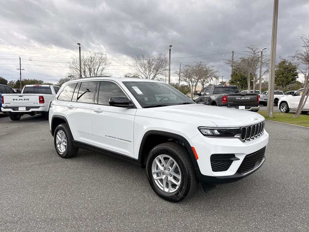 New 2026 Bright White Clear-Coat Exterior Paint Jeep Laredo image 1
