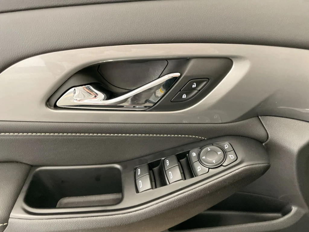Used 2023 Sterling Gray Metallic Chevrolet LT Leather image 24