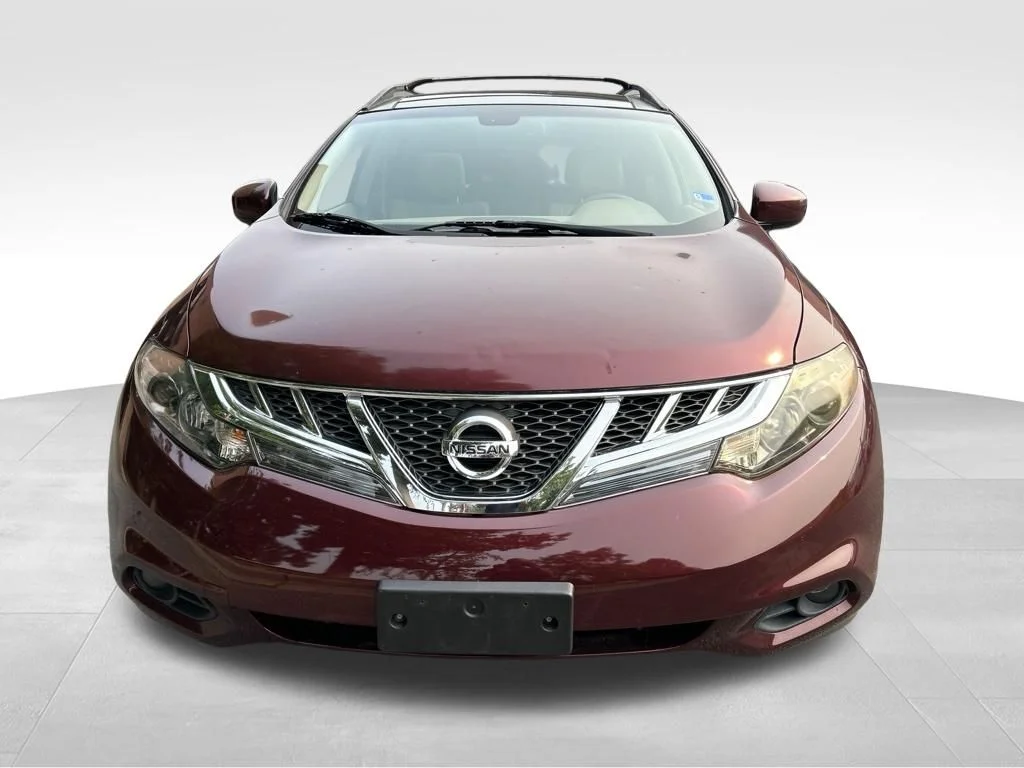 Used 2011 Red Nissan SL image 9