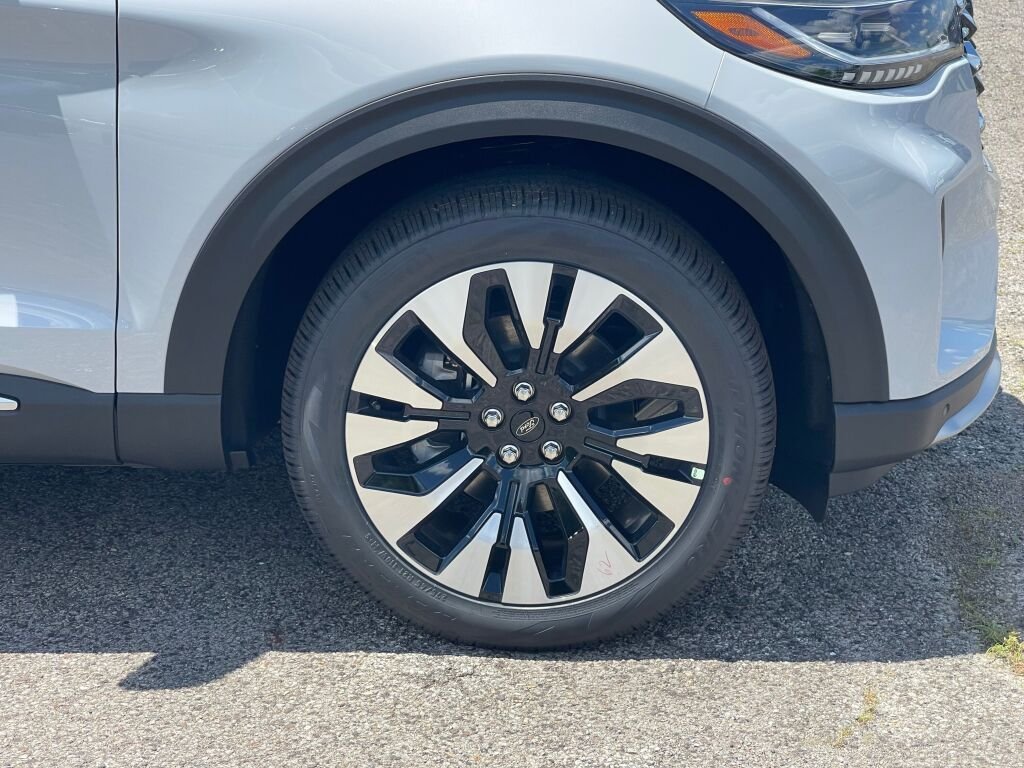 New 2026 Space White Metallic Ford Platinum image 24