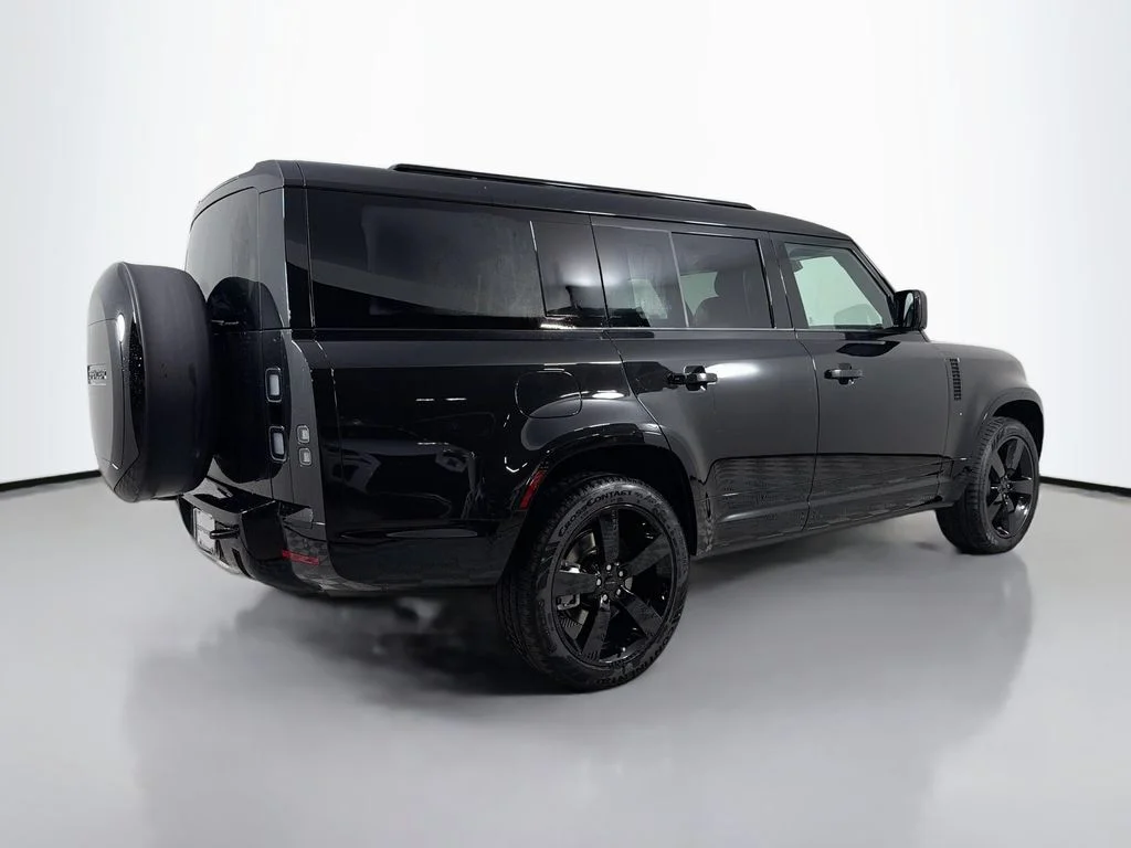 New 2026 Santorini Black Land Rover X-Dynamic SE image 5