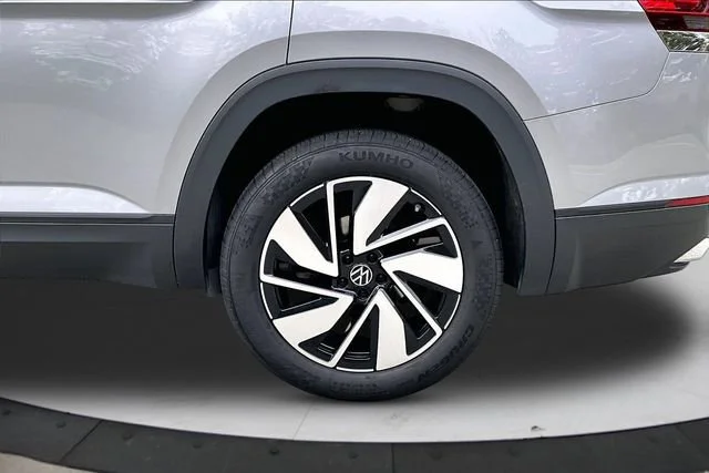 Certified Used 2024  Volkswagen 2.0T SE w/Technology image 39