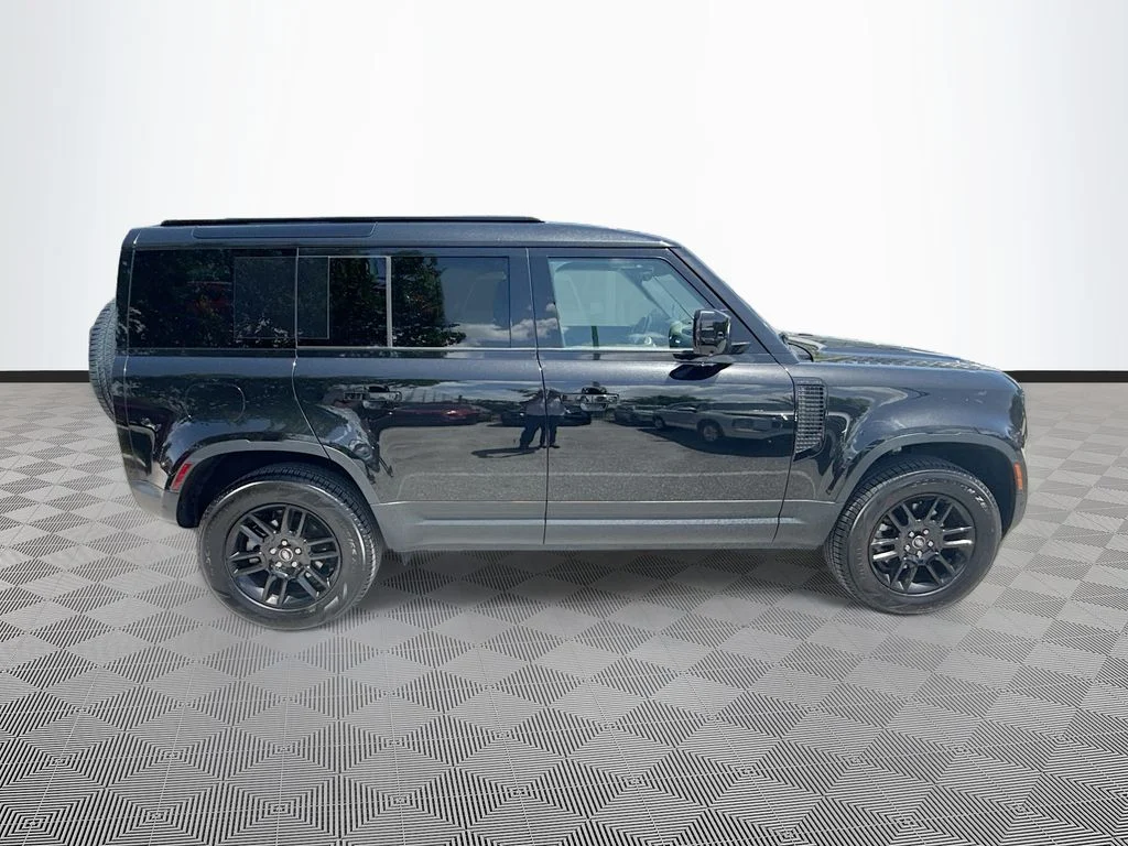 Used 2025  Land Rover S image 9