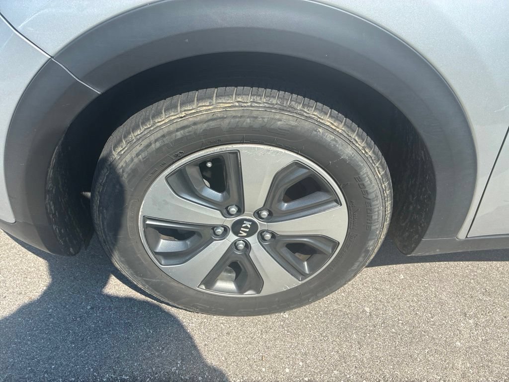 Used 2020 Silky Silver Kia LX image 21