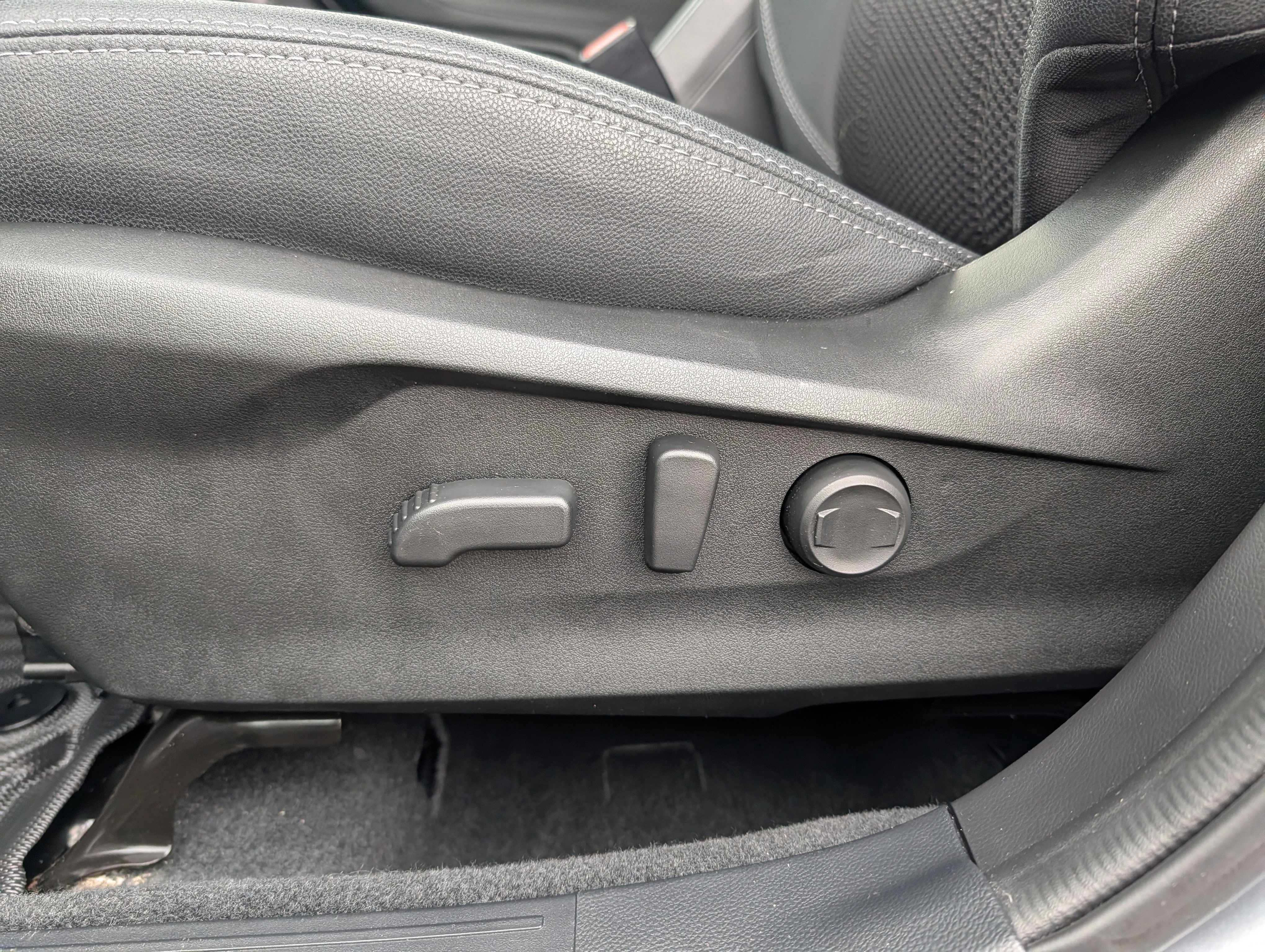 Used 2024 Ice Silver Metallic Subaru Premium image 19