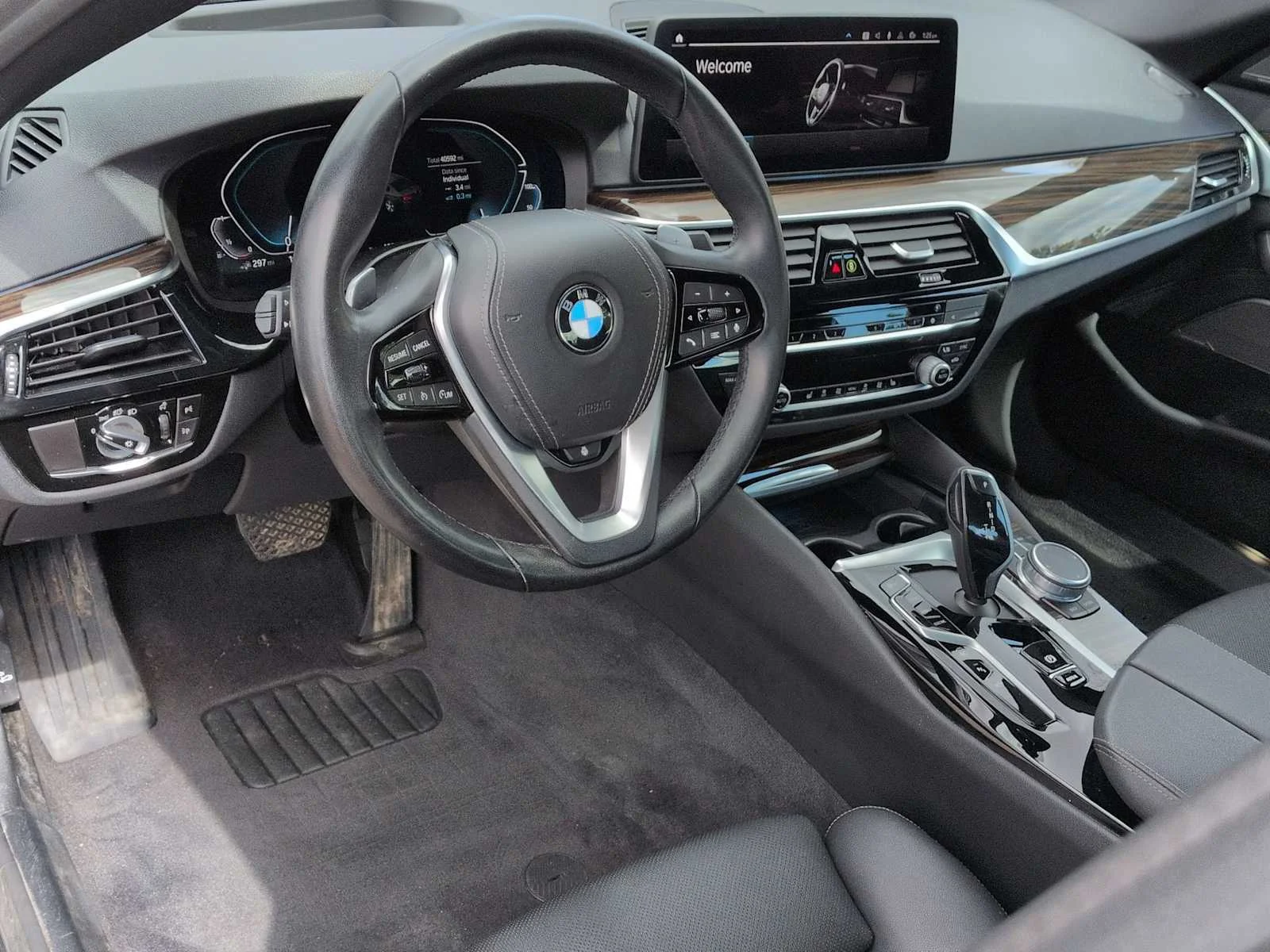 Used 2021 Dark Graphite Metallic BMW 530e xDrive image 10
