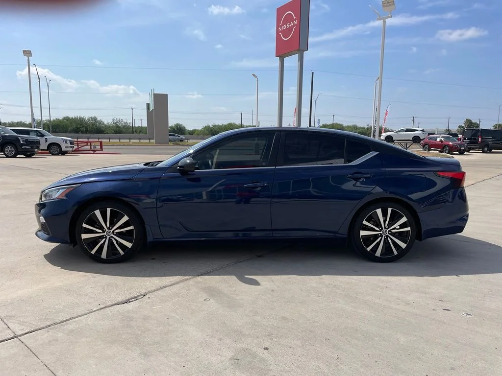 Used 2022 Blue Nissan 2.5 SR image 4