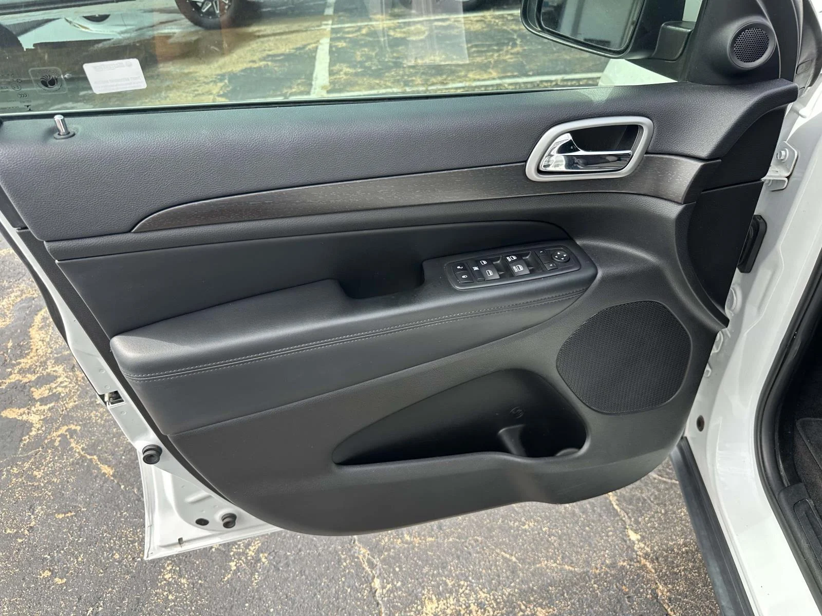 Used 2018 Bright White Clearcoat Jeep Laredo image 13