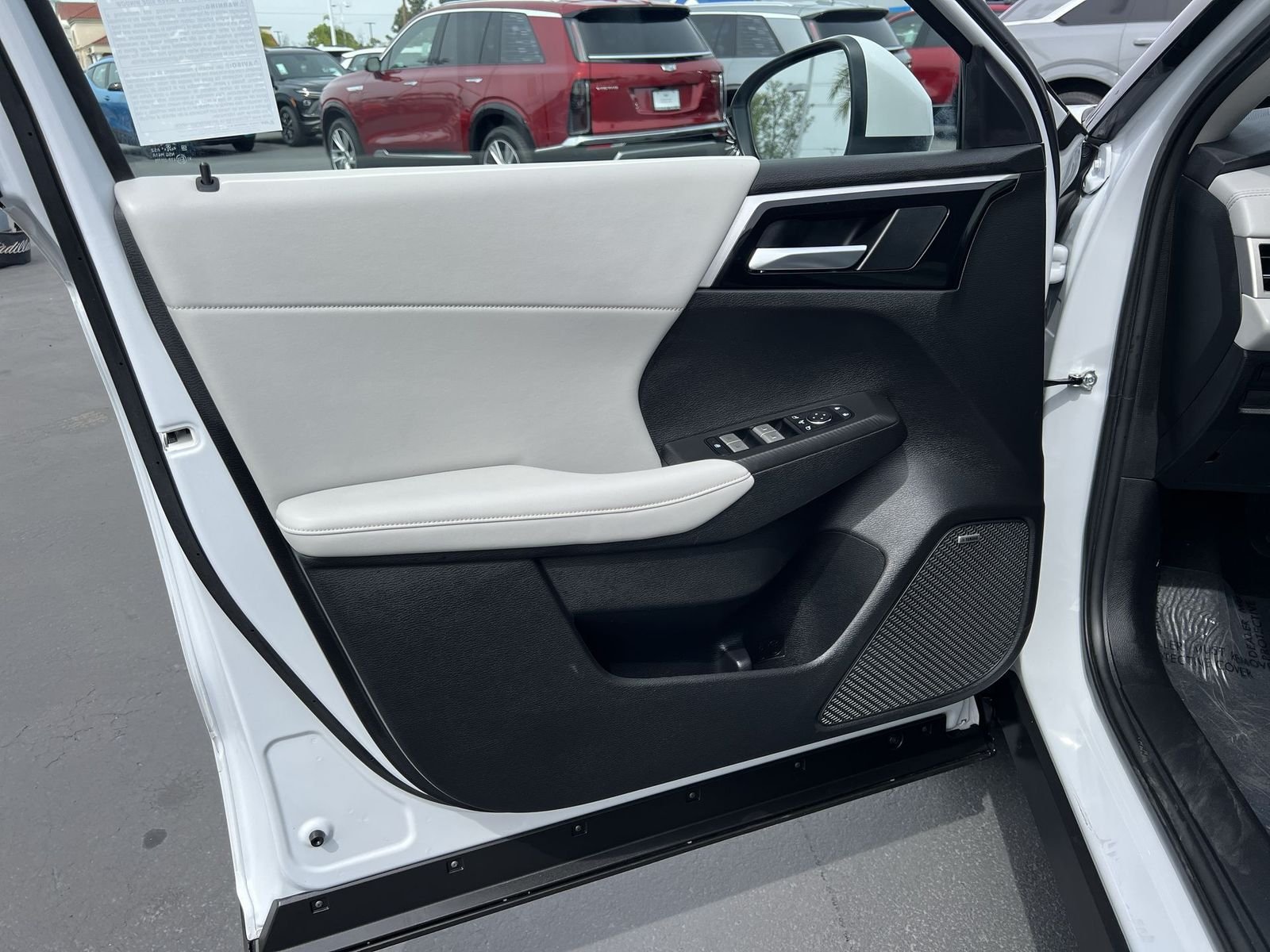 Used 2025 White Mitsubishi SE image 22