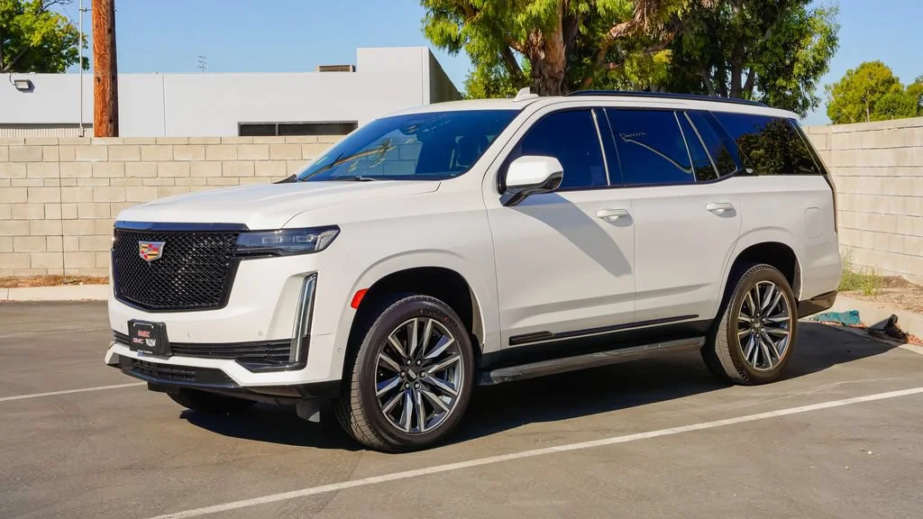 Used 2021 CRYSTAL WHITE TRICOAT Cadillac Sport Platinum image 3