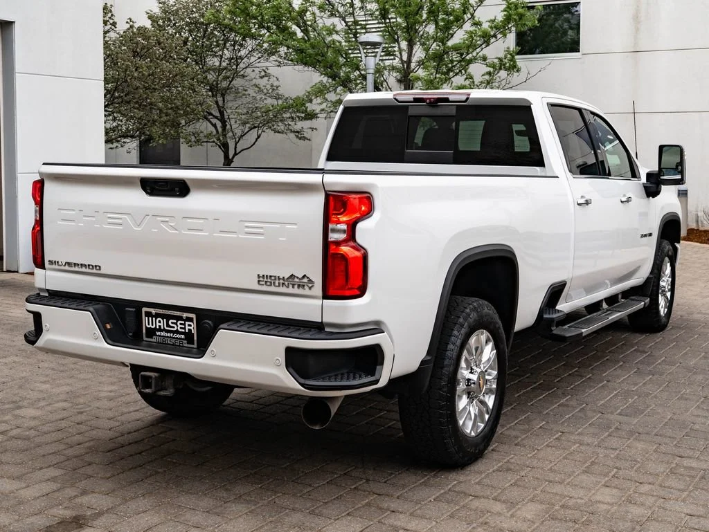 Used 2022 Iridescent Pearl Tricoat Chevrolet High Country image 10