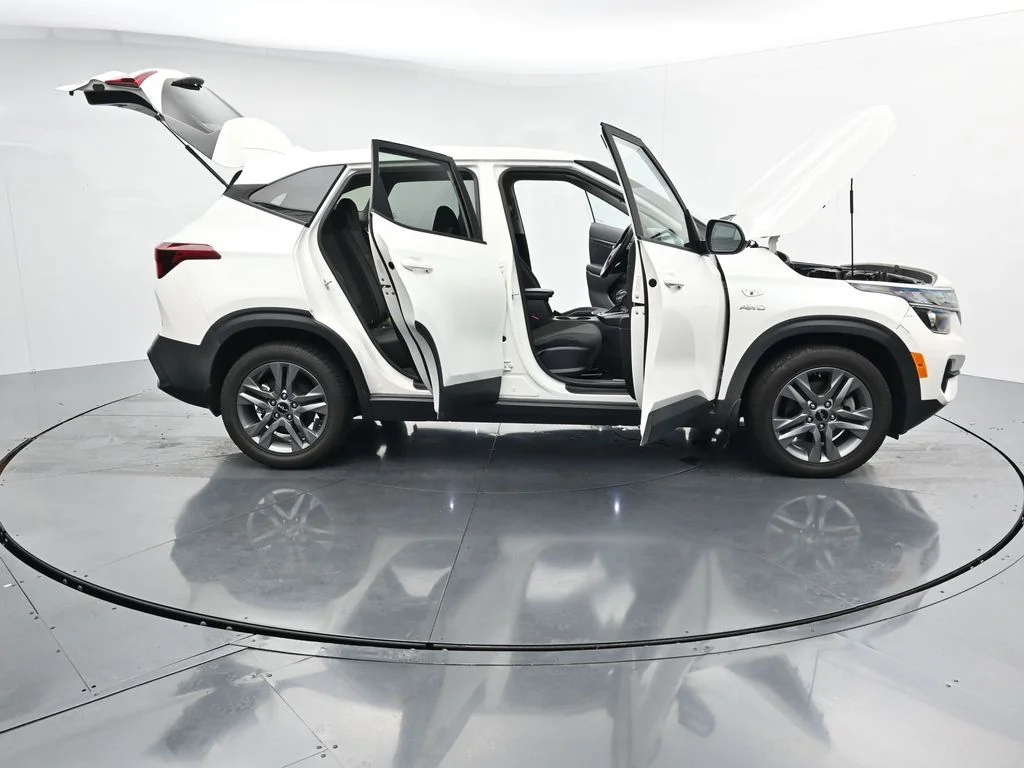 Used 2022 White Kia LX image 38