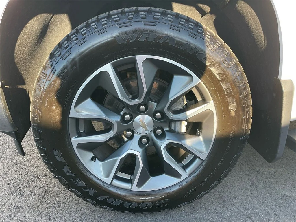 Used 2024 Summit White Chevrolet LT image 33