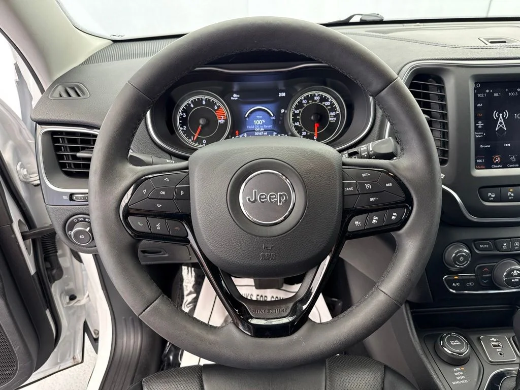 Used 2023 White Jeep Altitude image 27