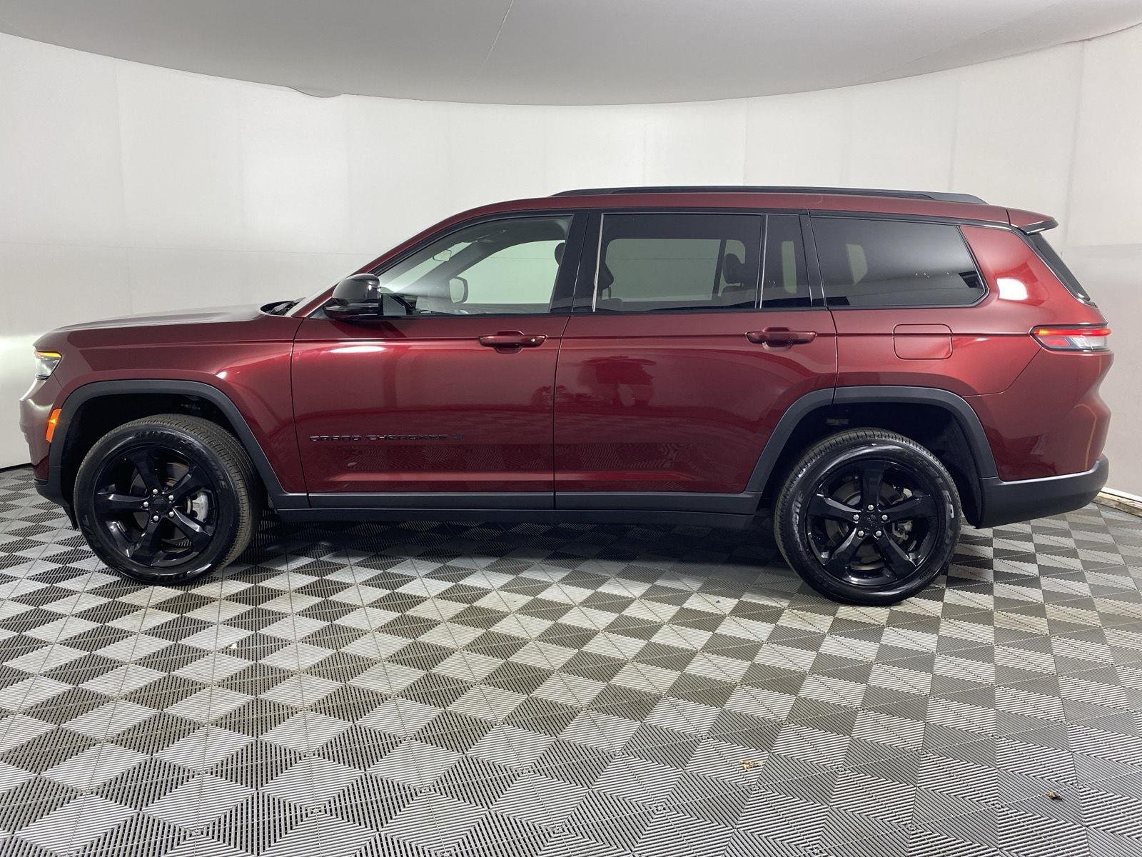 Used 2025 Velvet Red Pearlcoat Jeep Altitude image 4