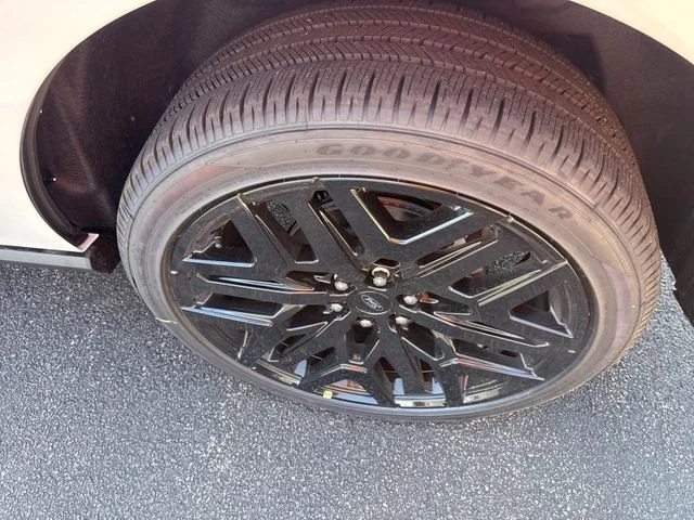 New 2026 Star White Metallic Tri-Coat Ford Platinum® image 14