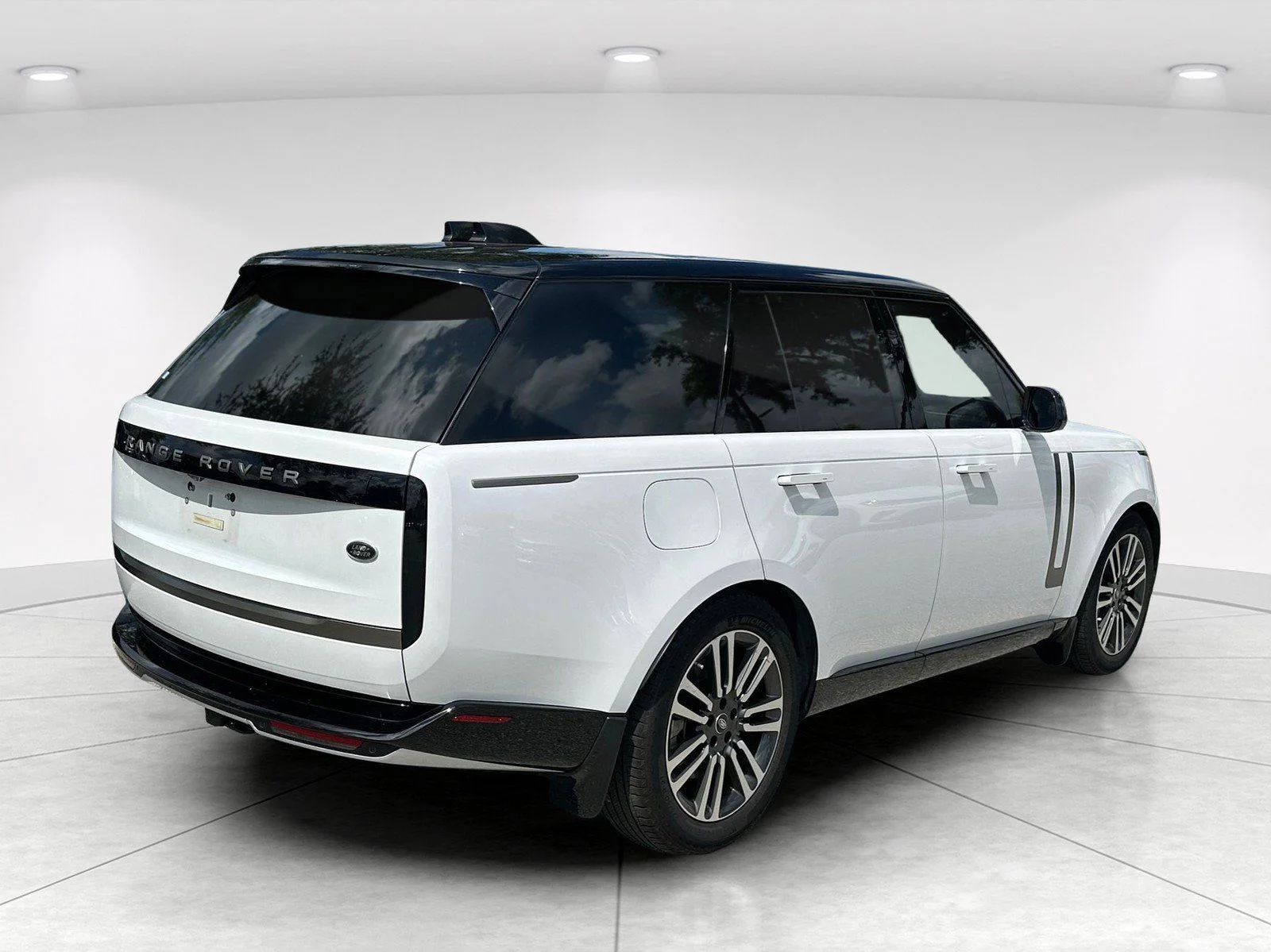 Used 2023  Land Rover SE image 4