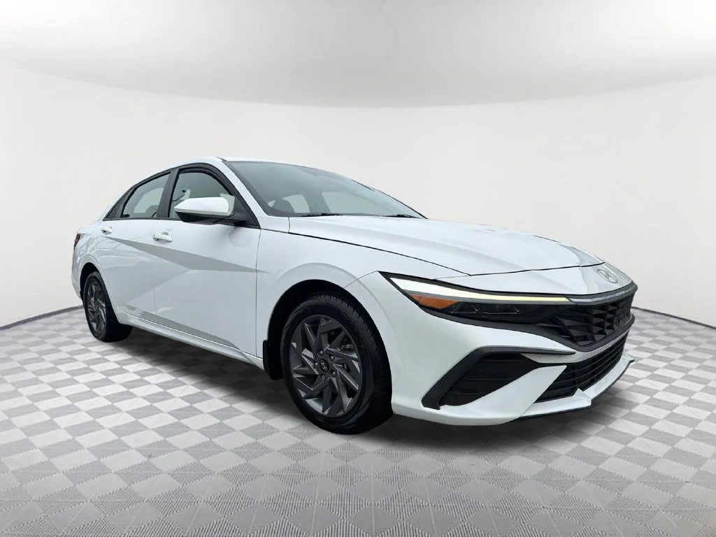 Used 2024 White Hyundai SEL image 3